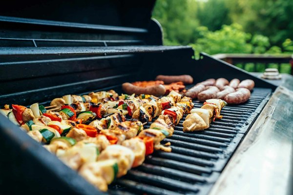 Comment aménager un espace barbecue convivial dans un petit jardin ?